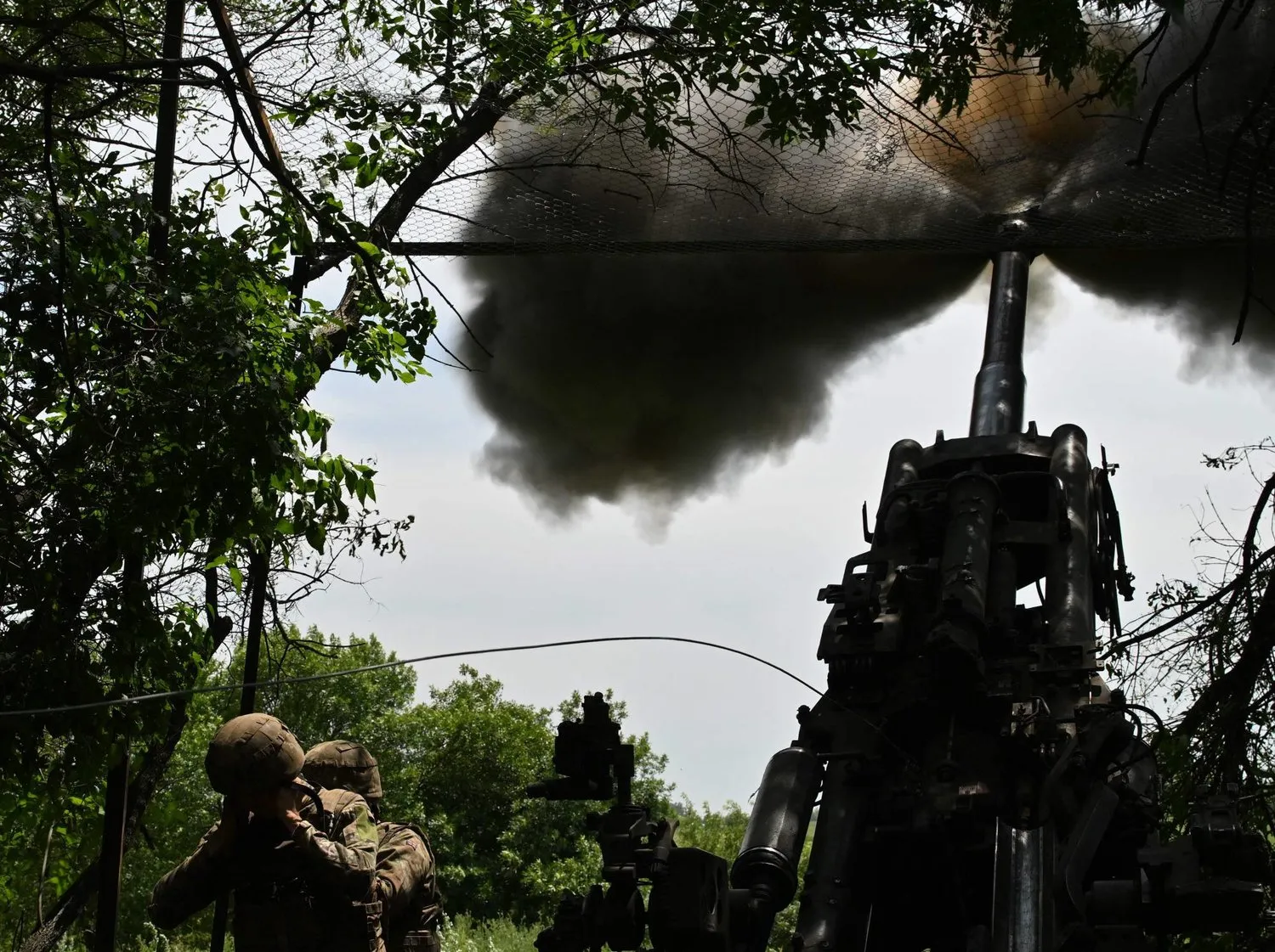 Ukraynalı askerler dün Donetsk bölgesindeki Avdiyivka yakınlarındaki Rus mevzilerini bombaladı. (AFP)