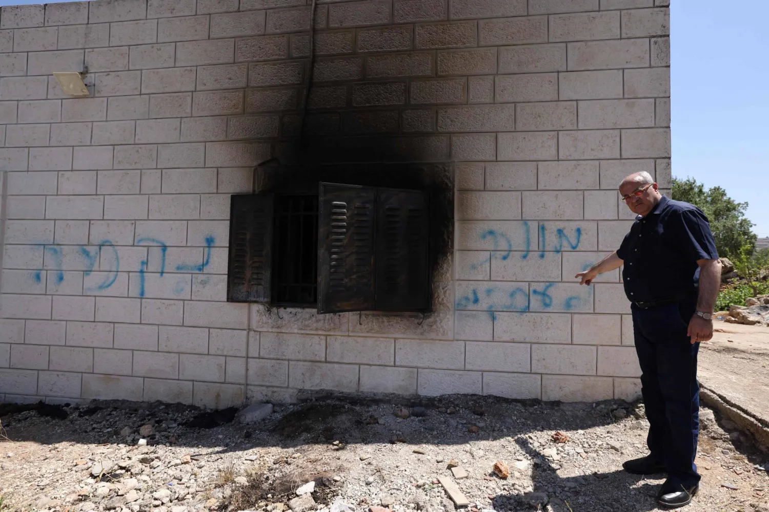 النائب العربي في الكنيست أحمد الطيبي يتفقد اليوم (السبت) قرية فلسطينية هاجمها مستوطنون بالضفة الغربية (أ.ف.ب)