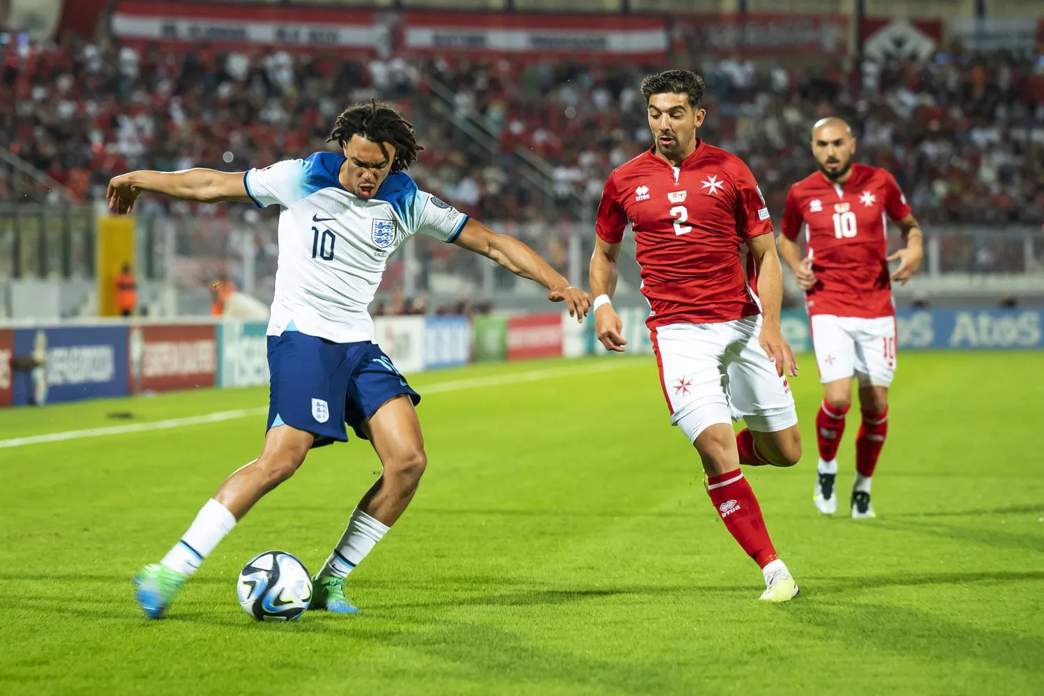 ألكسندر أرنولد لديه القدرات والإمكانات التي تؤهله لإضافة الكثير لخط وسط منتخب إنجلترا (أ.ب)