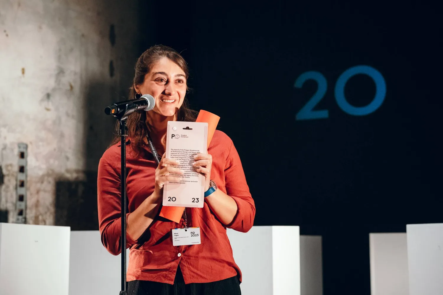 مصممة المعرض الفائز اللبنانية مارا إنجا خلال تسلّم الجائزة (حسابها الشخصي)