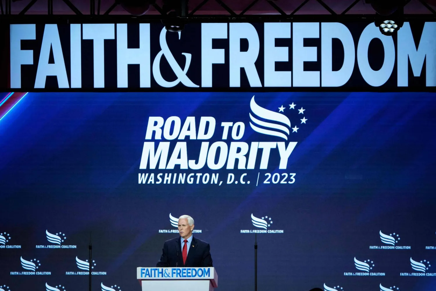 نائب الرئيس السابق مايك بنس يلقي كلمة في مؤتمر «الإيمان والحرية» بواشنطن الجمعة (أ.ف.ب)