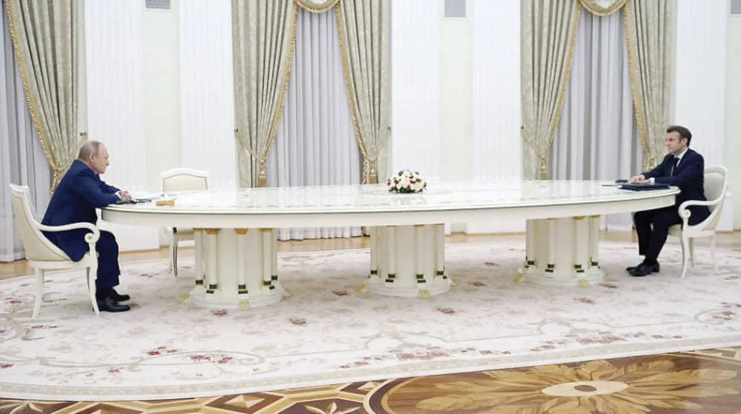لقاء ماكرون وبوتين في موسكو في 7 فبراير (أ.ف.ب)