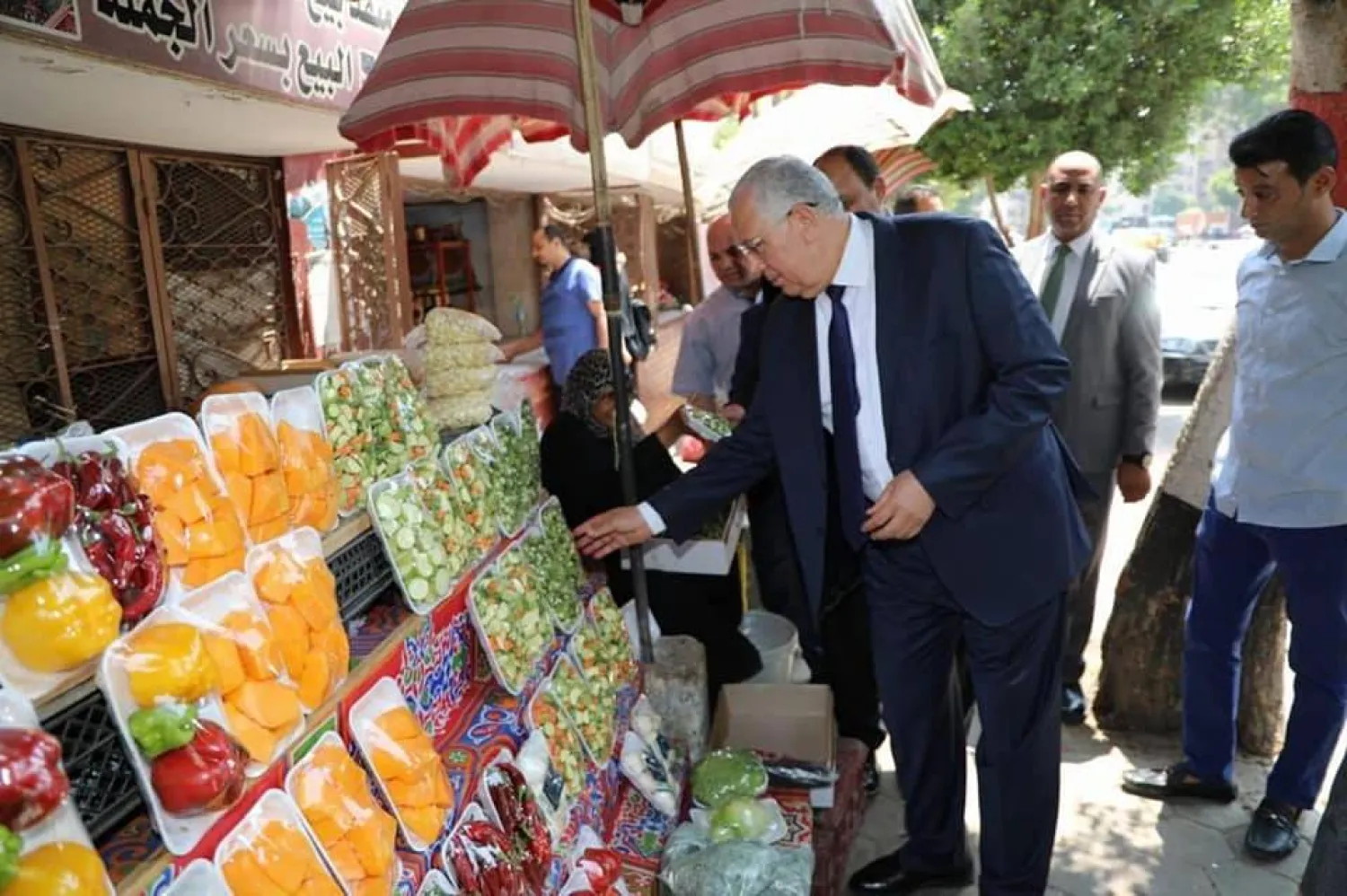 وزير الزراعة المصري يتفقد منافذ بيع السلع بالأسعار المخفضة (الحكومة المصرية)
