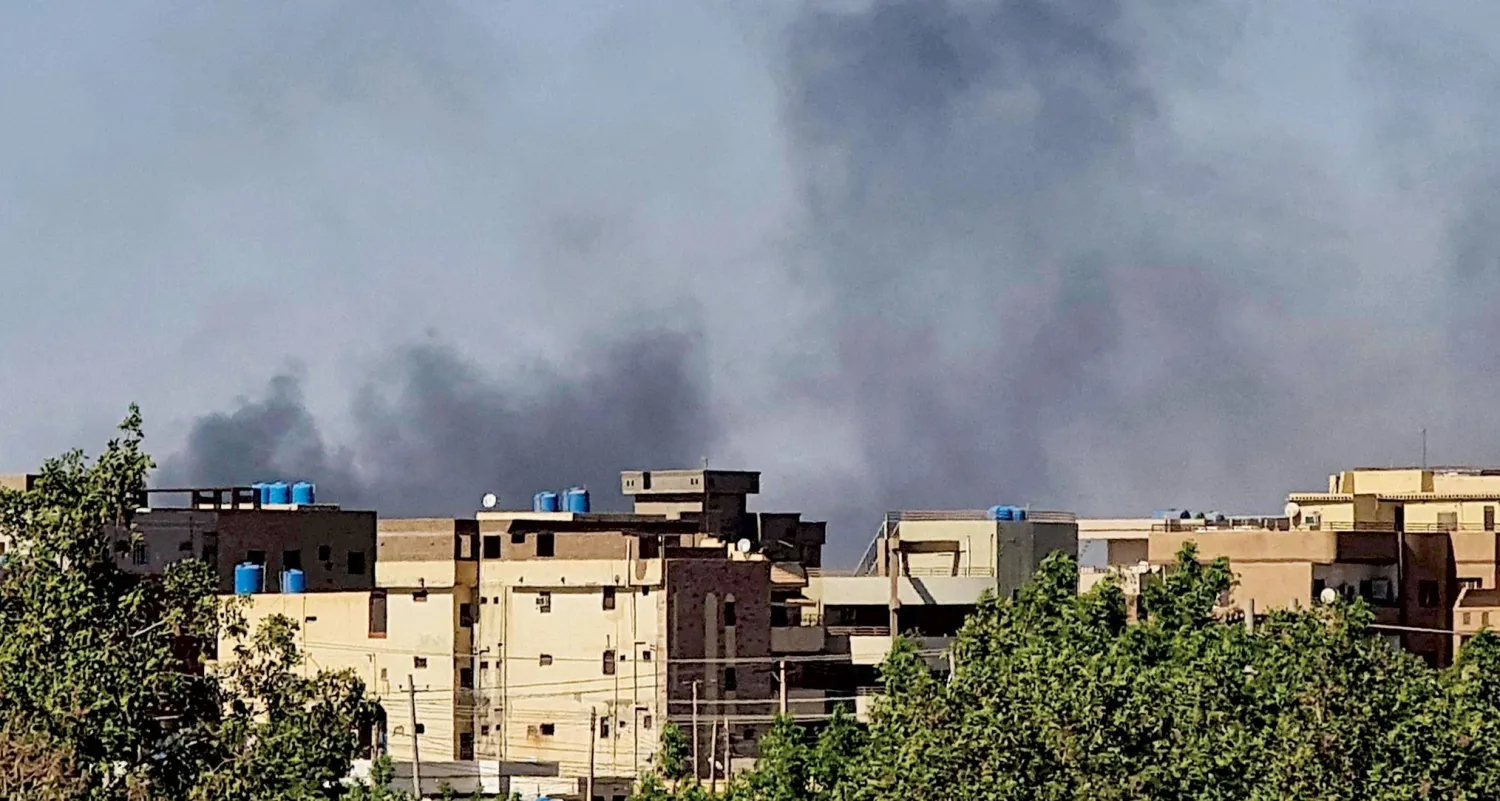 منذ بداية الحرب ظل الدخان جراء الاشتباكات يغطي سماء العاصمة السودانية (أ.ف.ب)