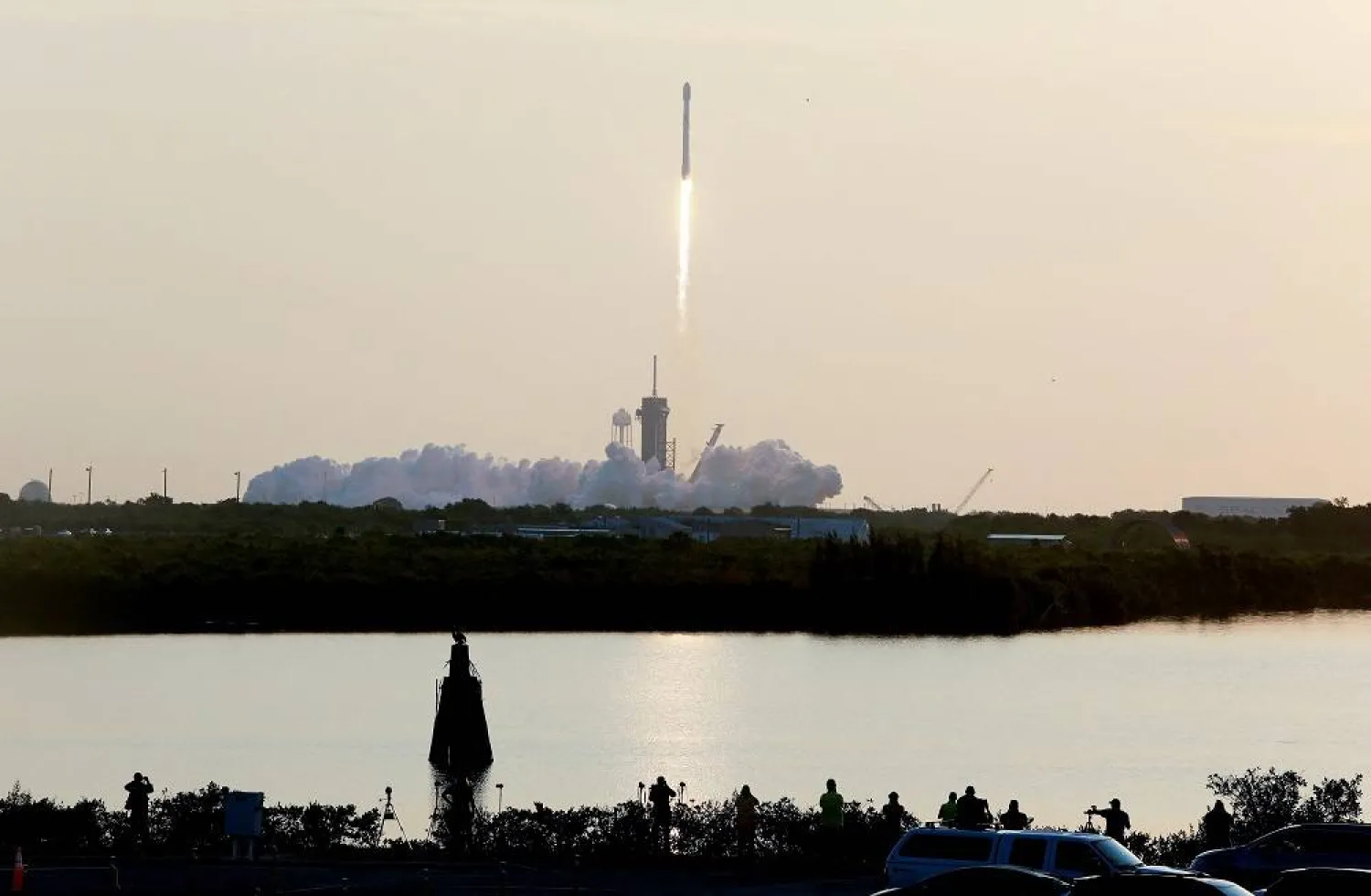 A SpaceX Falcon 9 rocket lifts off carrying 53 Starlink internet satellites, from the Kennedy Space Center in Cape Canaveral, Florida, US May 18, 2022. (Reuters) 
