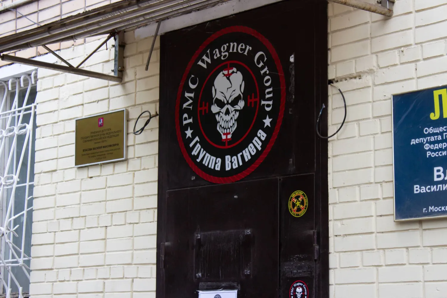 مقر مجموعة «فاغنر» في سانت بطرسبرغ وموسكو الذي تمت مداهمته أمس (د.ب.أ)