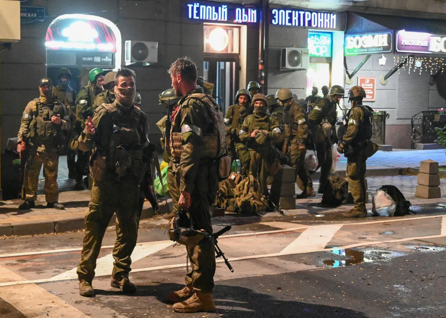 مقاتلون من مجموعة «فاغنر» في مدينة روستوف الروسية (رويترز)
