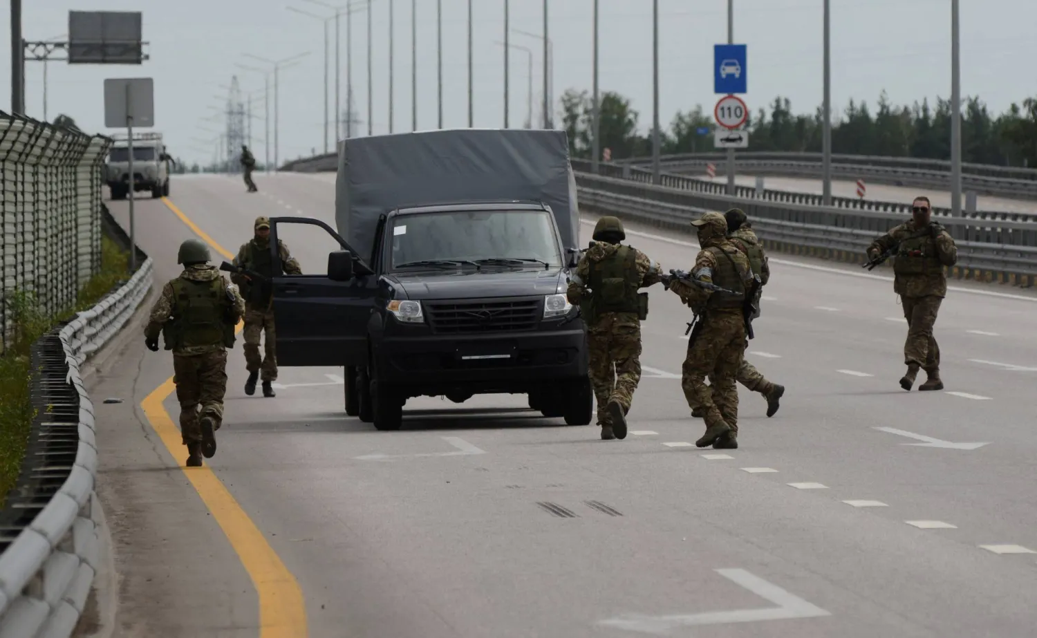 عناصر من مجموعة «فاغنر» جنوب روسيا (رويترز)