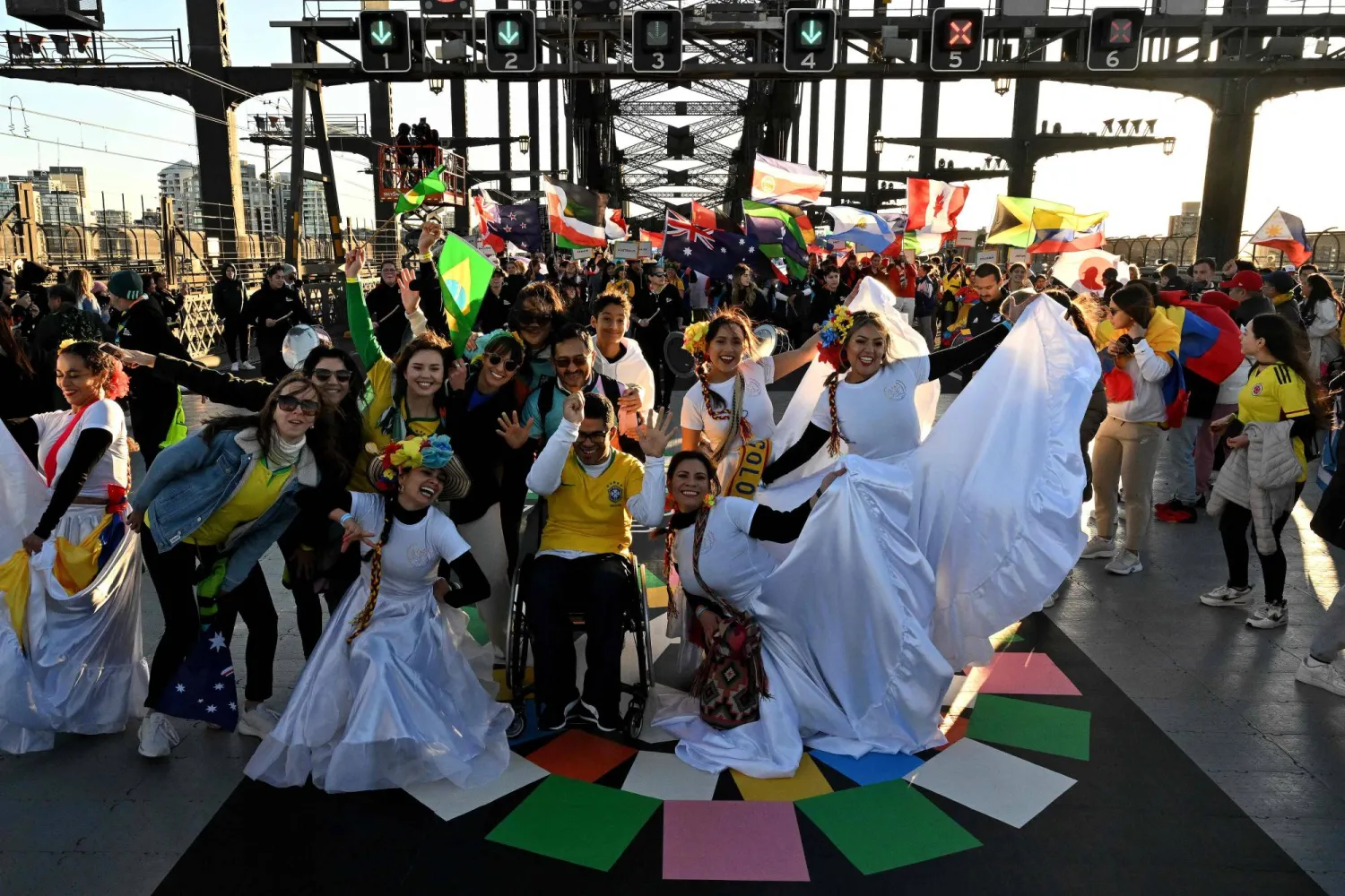 «احتفالات الوحدة» التي تمثل العد التنازلي لانطلاقة مونديال السيدات على جسر ميناء سيدني (أ.ف.ب)