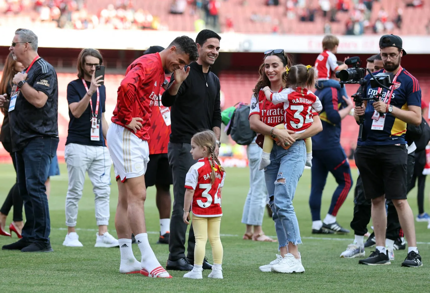 أرتيتا عقب آخر مباراة في البريمرليغ مع عائلة غرانت شاكا (رويترز)