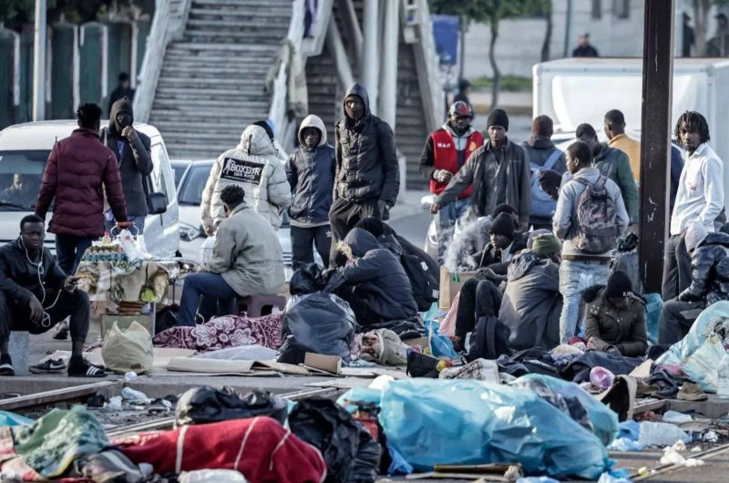 عدد من المهاجرين الأفارقة في مدينة الدار البيضاء المغربية (أ.ف.ب)