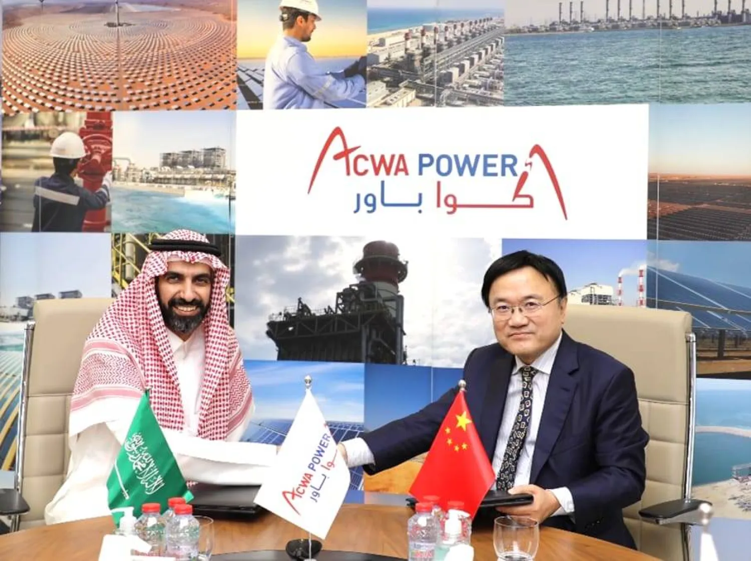 عبد الحميد المهيدب الرئيس التنفيذي للشؤون المالية في «أكوا باور» ويوان شينجروي الرئيس التنفيذي لـ«بنك التعمير الصيني (فرع مركز دبي المالي)» بعد توقيع الاتفاقية (الشرق الأوسط)