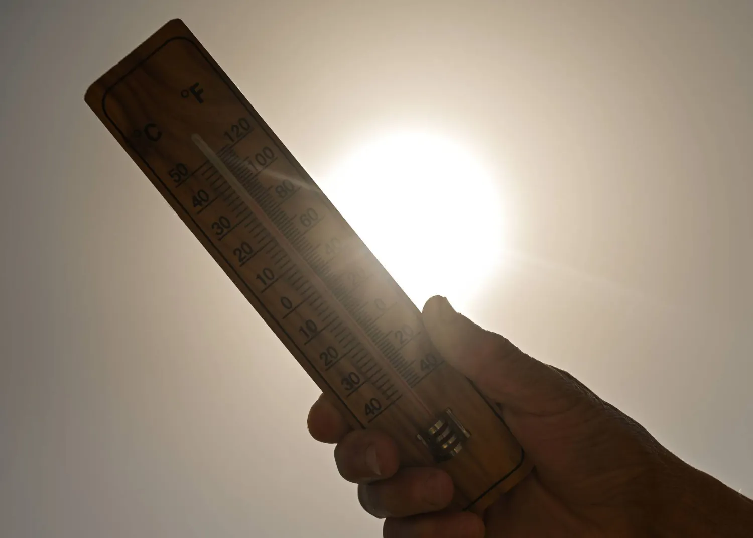مقياس للحرارة يعرض درجة حرارة قريبة من 33 درجة مئوية في الشمس (رويترز)