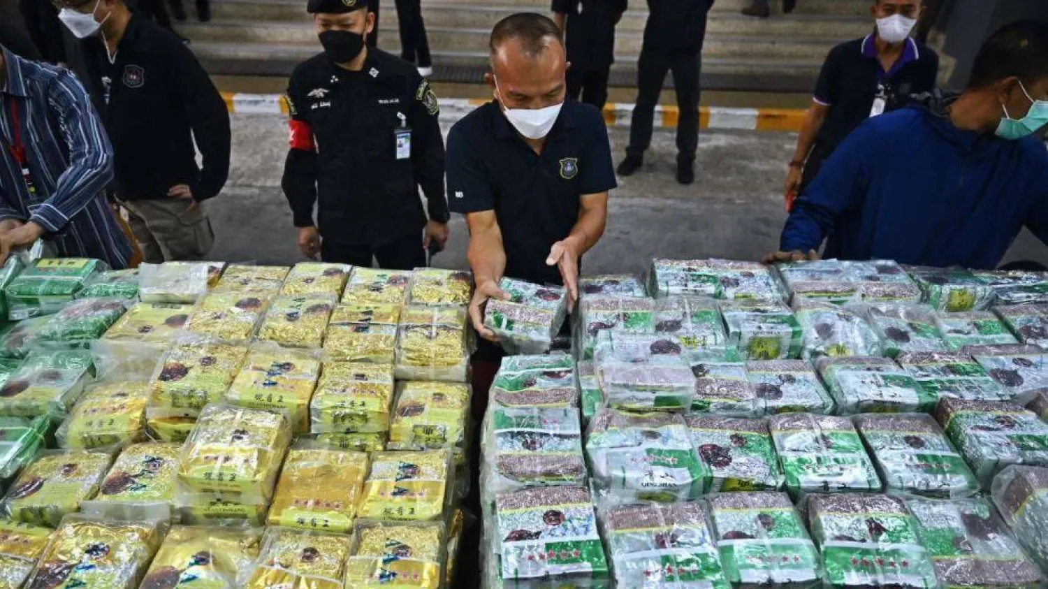 الشرطة تعرض عبوات من عقّار الميثامفيتامين في بانكوك خلال يناير الماضي (أرشيفية - أ.ف.ب)