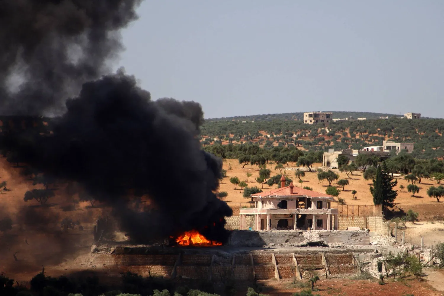 تصاعد الدخان من مبنى في أعقاب غارة روسية شمال غربي سوريا (أ.ف.ب)