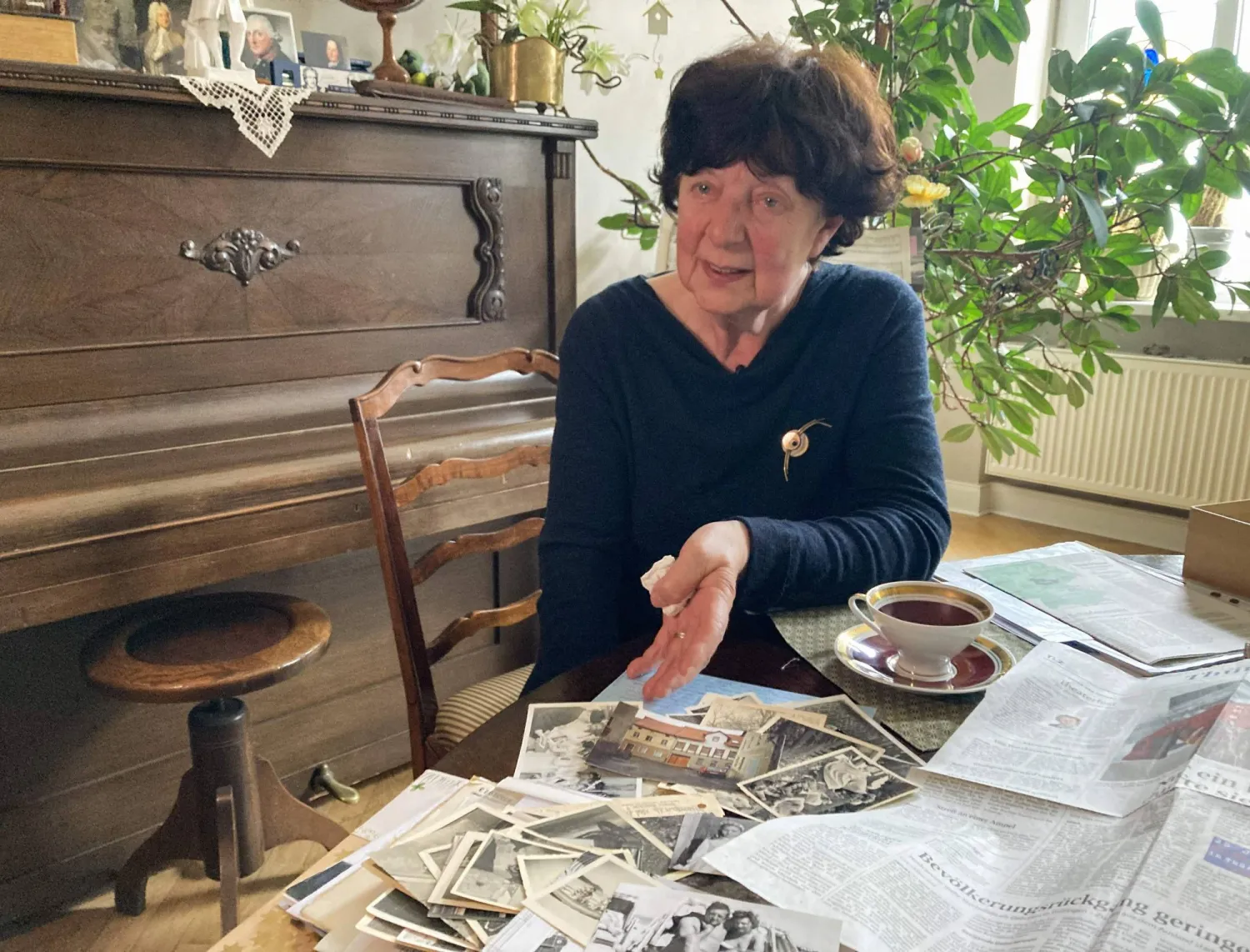 ماري لويزه تروبس تستعرض صوراً عائلية قديمة (أ.ف.ب)