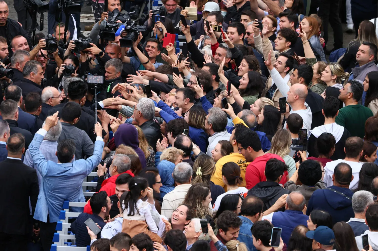 أنصار المرشح السابق للمعارضة التركية كمال كليتشدار أوغلو خارج مكتب اقتراع في 28 مايو (رويترز)