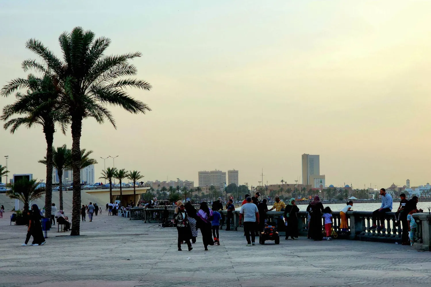 كورنيش البحر في طرابلس (أ.ف.ب)