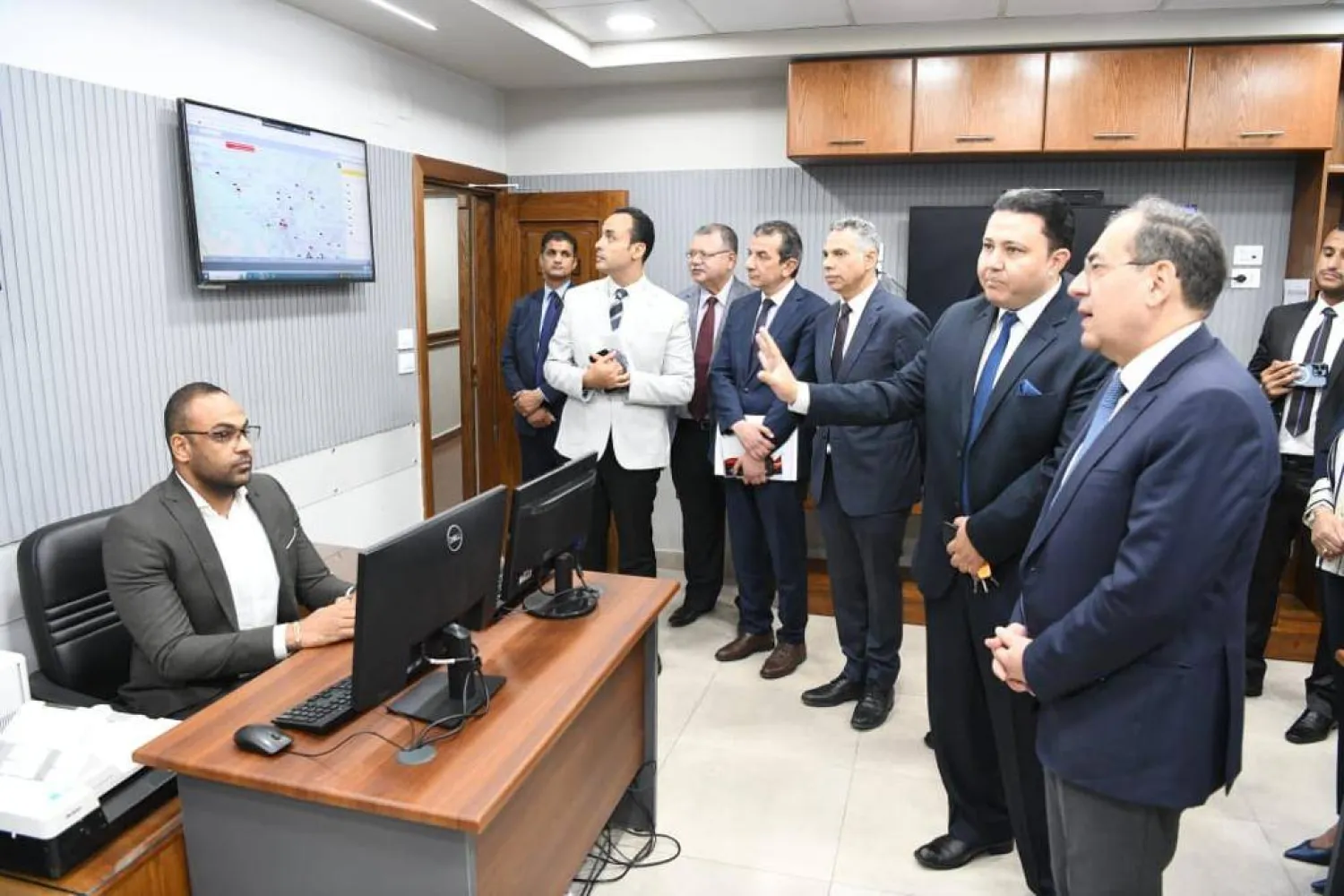 وزير البترول المصري طارق الملا خلال تفقده غرفة العمليات بشركة التعاون للبترول (الشرق الأوسط)