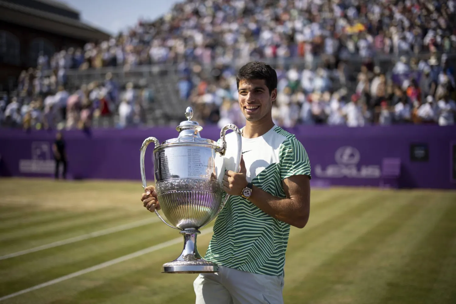 ألكاراس يحمل الكأس بعد تتويجه بها اليوم (إ.ب.أ)