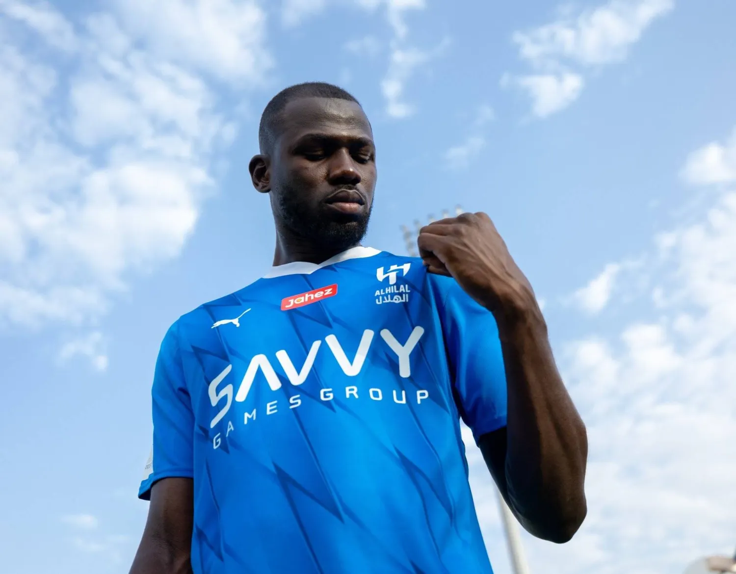 كوليبالي في لقطة بشعار الهلال بعد لحظات من التوقيع لصالحه (نادي الهلال)