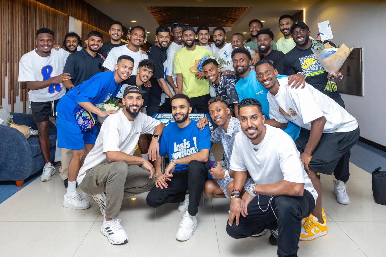 لاعبو الهلال يتحلقون حول الكعكة التي أُعدت بمناسبة عودتهم (نادي الهلال)