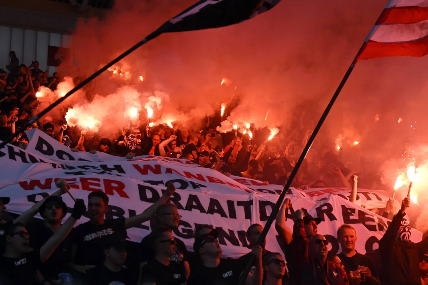 شغب الملاعب وصل مرحلة خطيرة بالدوري الهولندي الموسم المنتهي (ا ب ا)