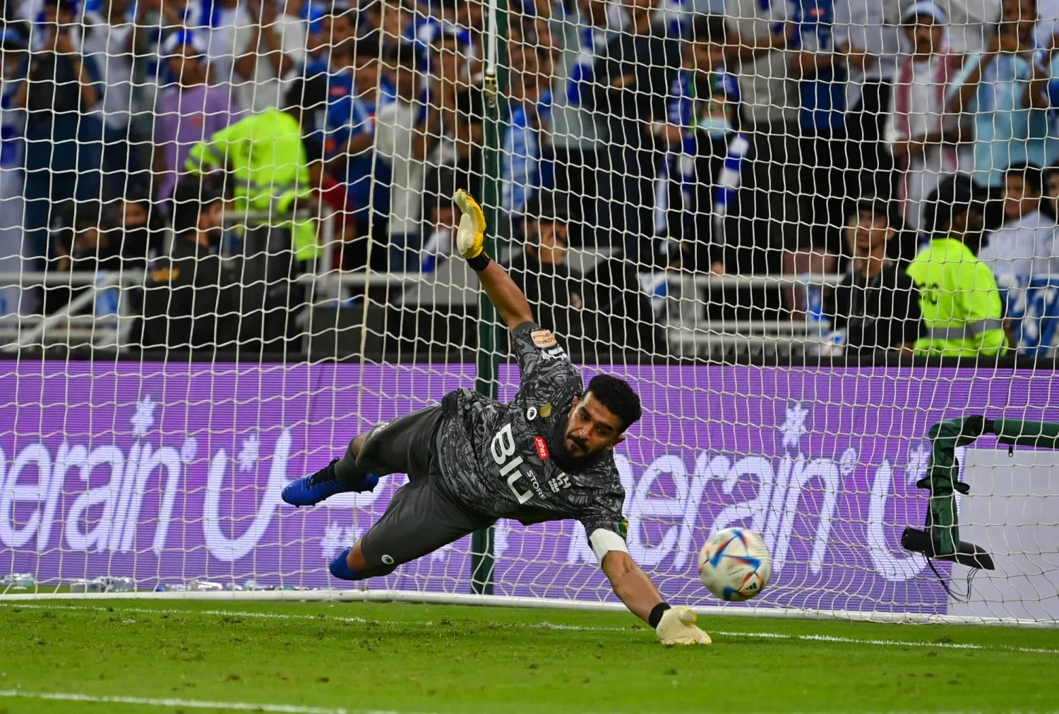 الحارس المخضرم يزداد تألقا ونجومية موسما بعد الآخر "تصوير: علي خمج"