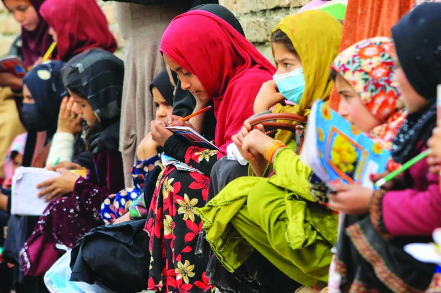 
فتيات يحضرن حصة تعليمية بمدرسة في الهواء الطلق في كابل (إ.ب.أ)