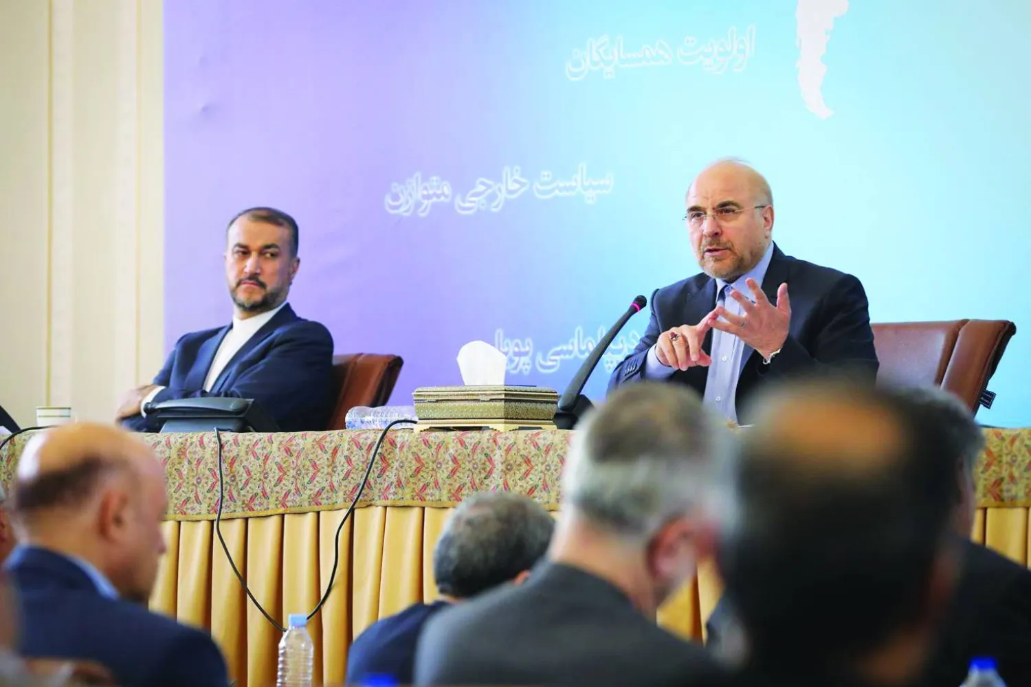 رئيس البرلمان محمد باقر قاليباف وعبداللهيان خلال مؤتمر سنوي للسفراء الشهر الماضي (الخارجية الإيرانية)