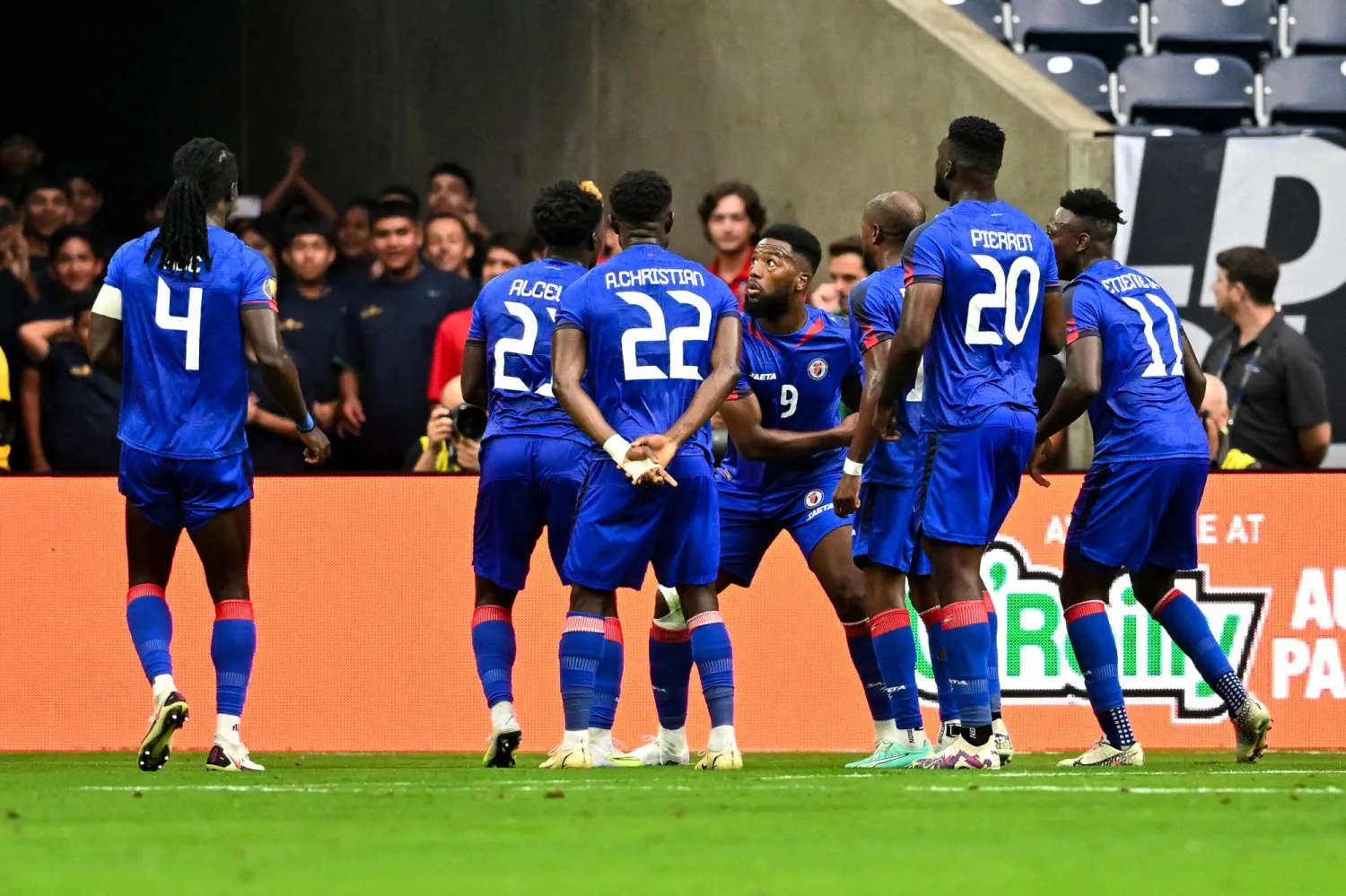 فرحة لاعبي هايتي بالهدف القاتل في شباك العنابي (رويترز)