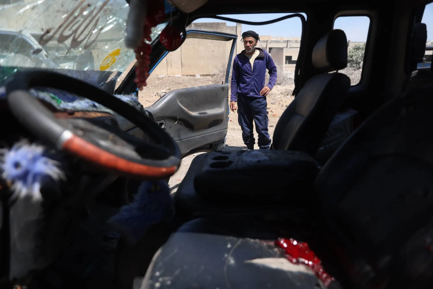 سيارة تعرضت لأضرار نتيجة قصف جوي روسي في جسر الشغور بسوريا (د.ب.أ)