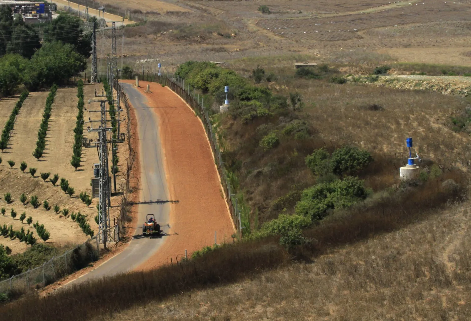 صورة لسهل الخيام في جنوب لبنان تُظهر الأسلاك الشائكة الفاصلة بين إسرائيل ولبنان (أرشيفية - أ.ف.ب)