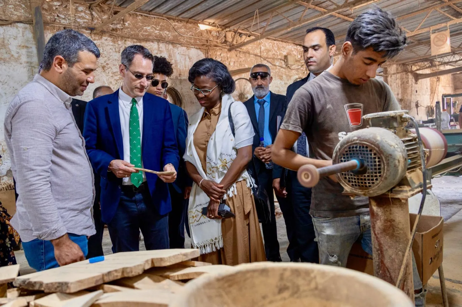 السفير هود لدى اطلاعه على بعض المشروعات (موقع السفارة)