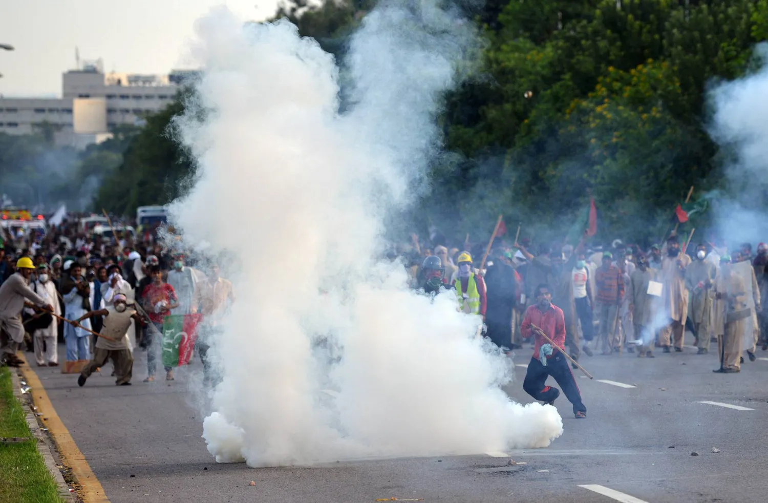 اشتباكات بين أنصار رئيس الوزراء السابق عمران خان والشرطة الباكستانية (أرشيفية - أ.ف.ب)