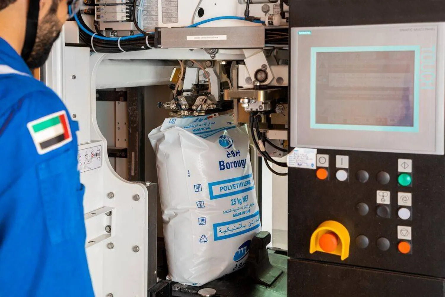 جانب من أحد مصانع البوليمرات المستخدمة في صناعة أغلفة الأسلاك وعوازل الكابلات في الإمارات (وام)