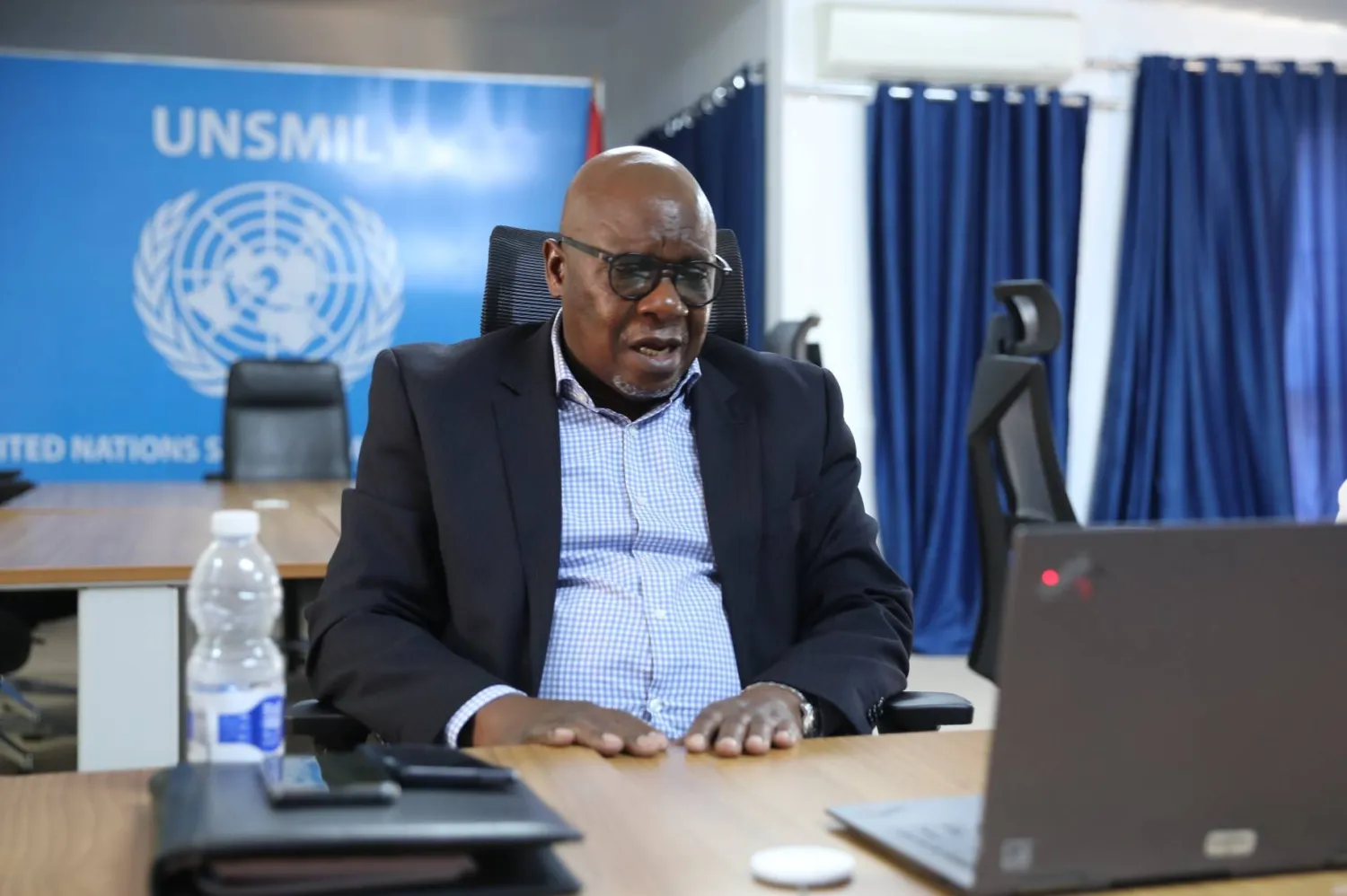 نائب المبعوث الأممي لدى ليبيا ريزيدون زينينغا عبر تقنية «التناظر المرئي» مع ممثلين عن مجموعة «ليبيا وطننا» (البعثة الأممية)