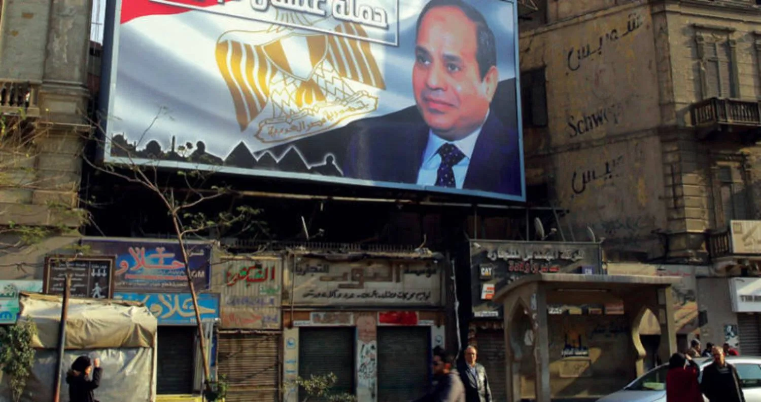 ملصق إعلاني ضمن حملة لتأييد الرئيس المصري عبد الفتاح السيسي في أحد شوارع القاهرة خلال انتخابات عام 2018 (أرشيفية- إ.ب.أ)