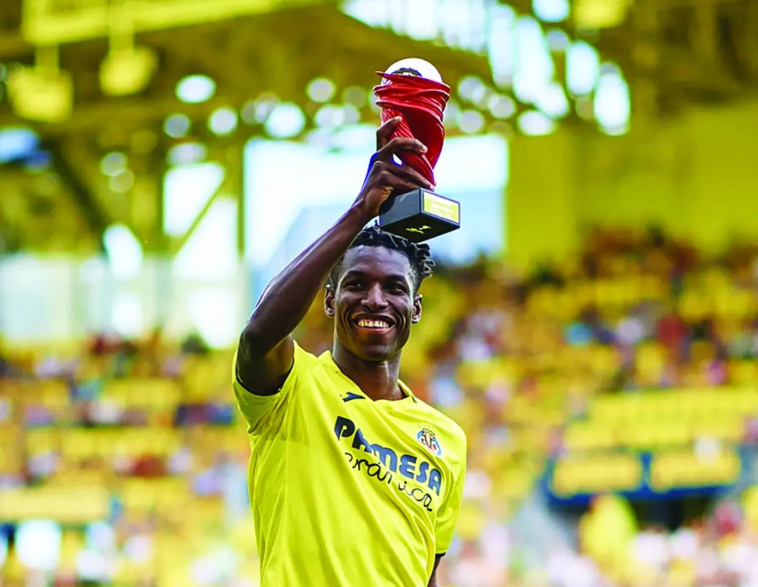 جاكسون صفقة تشيلسي الجديدة  يحتفل بجائزة لاعب الشهر في الدوري الاسباني (غيتي)