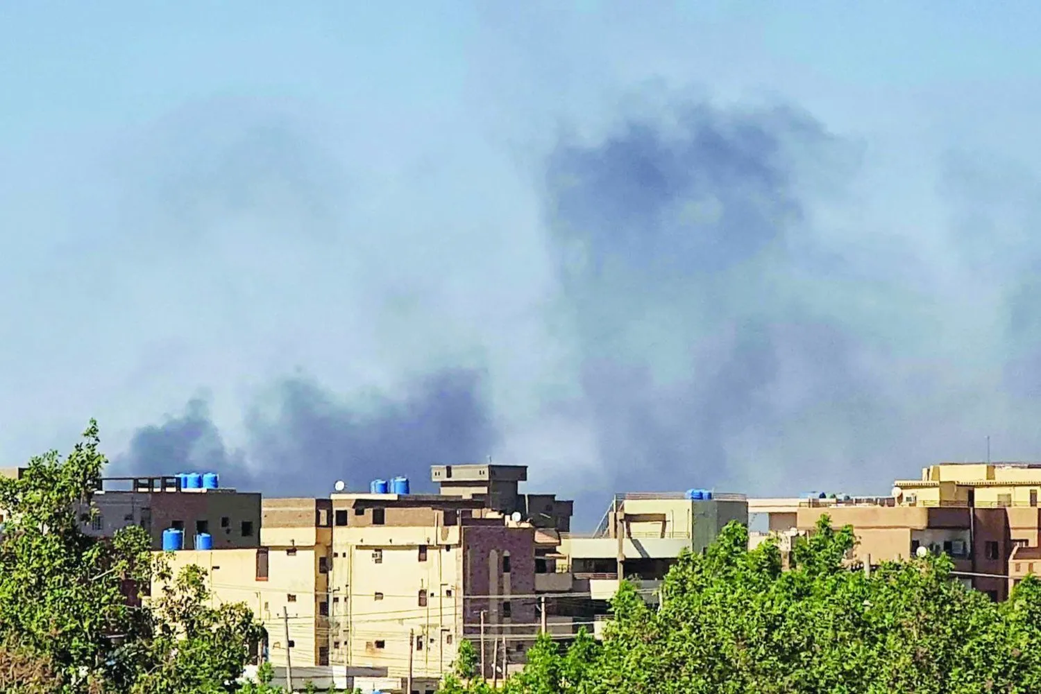  Sudan semaları çatışmalar nedeniyle dumanla kaplandı. (AFP)