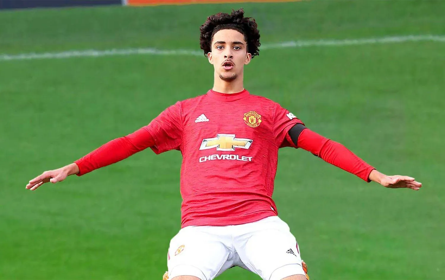 زيدان محتفلاً بأحد أهدافه بقميص مانشستر يونايتد (الشرق الأوسط)