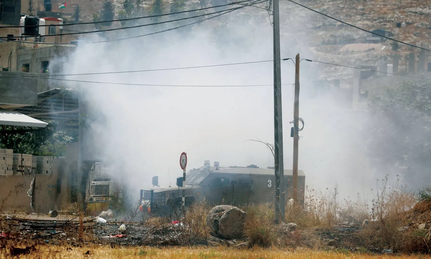  آلية عسكرية إسرائيلية خلال هجوم في جنين بالضفة يوم 19 يونيو (رويترز)