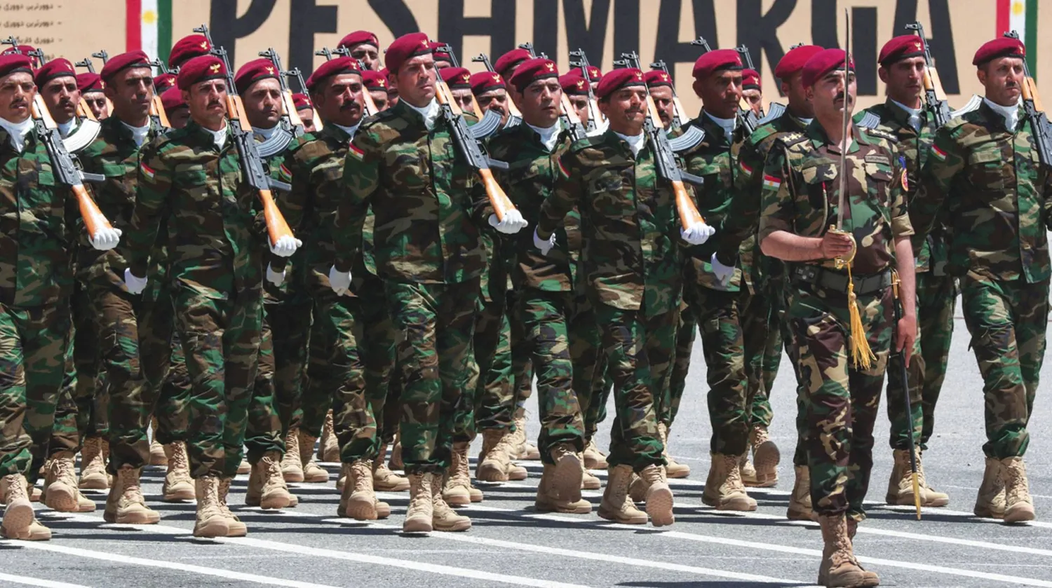  قوات من البيشمركة الكردية خلال احتفال في أربيل عاصمة إقليم كردستان يوم الخميس الماضي (أ.ف.ب)