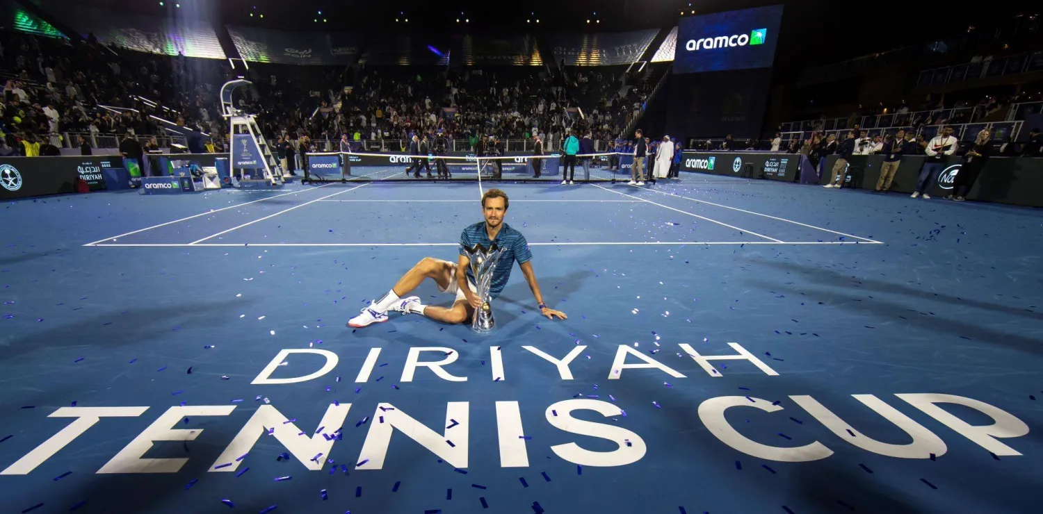 الروسي ميدفيديف محتفلا بلقب النسخة الأولى من كأس الدرعية للتنس "الشرق الأوسط"