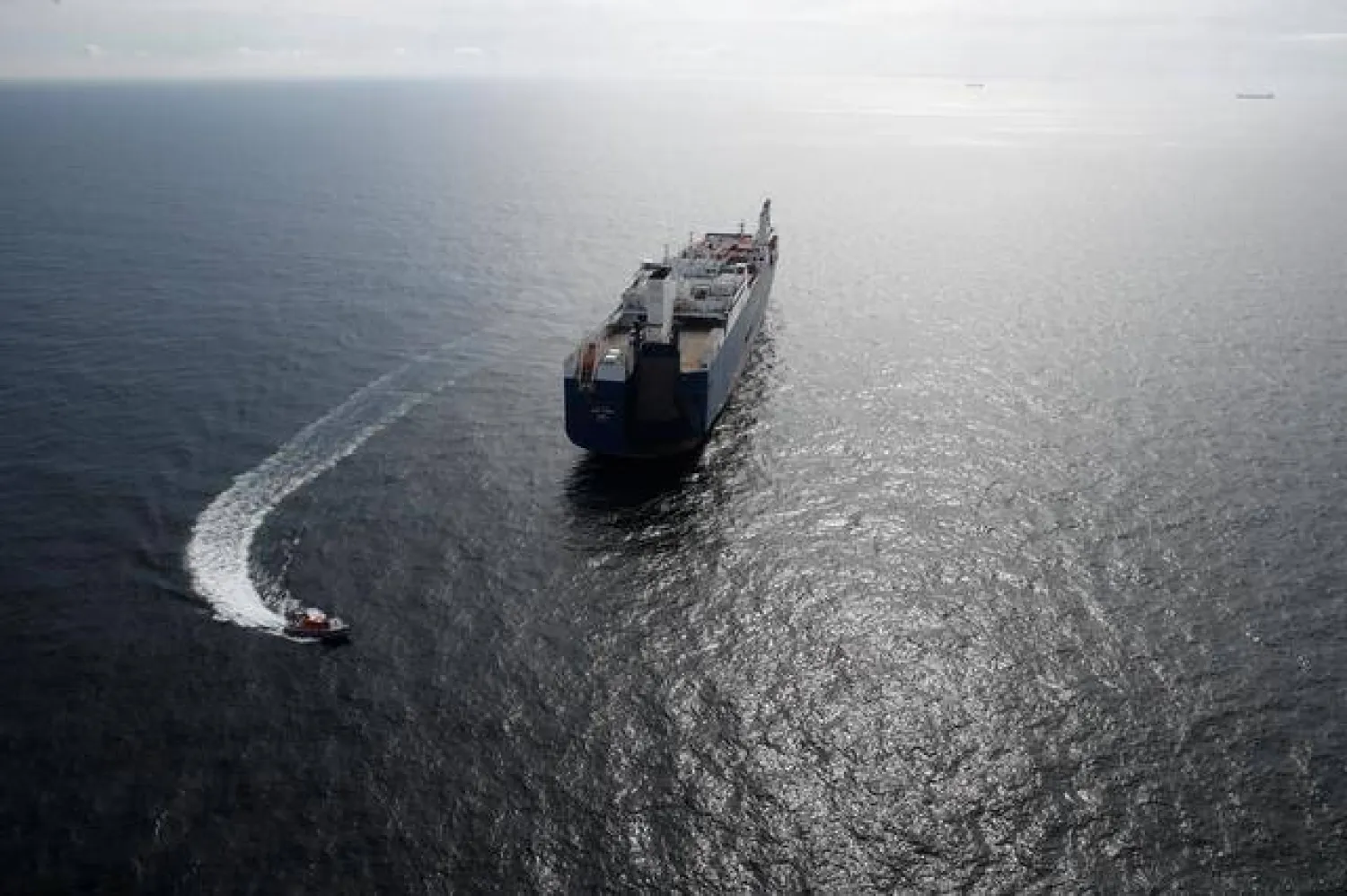 السفينة زودت سرعتها وأجرت مناورة لتفادي الزورقين الصغيرين (أرشيفية-رويترز)