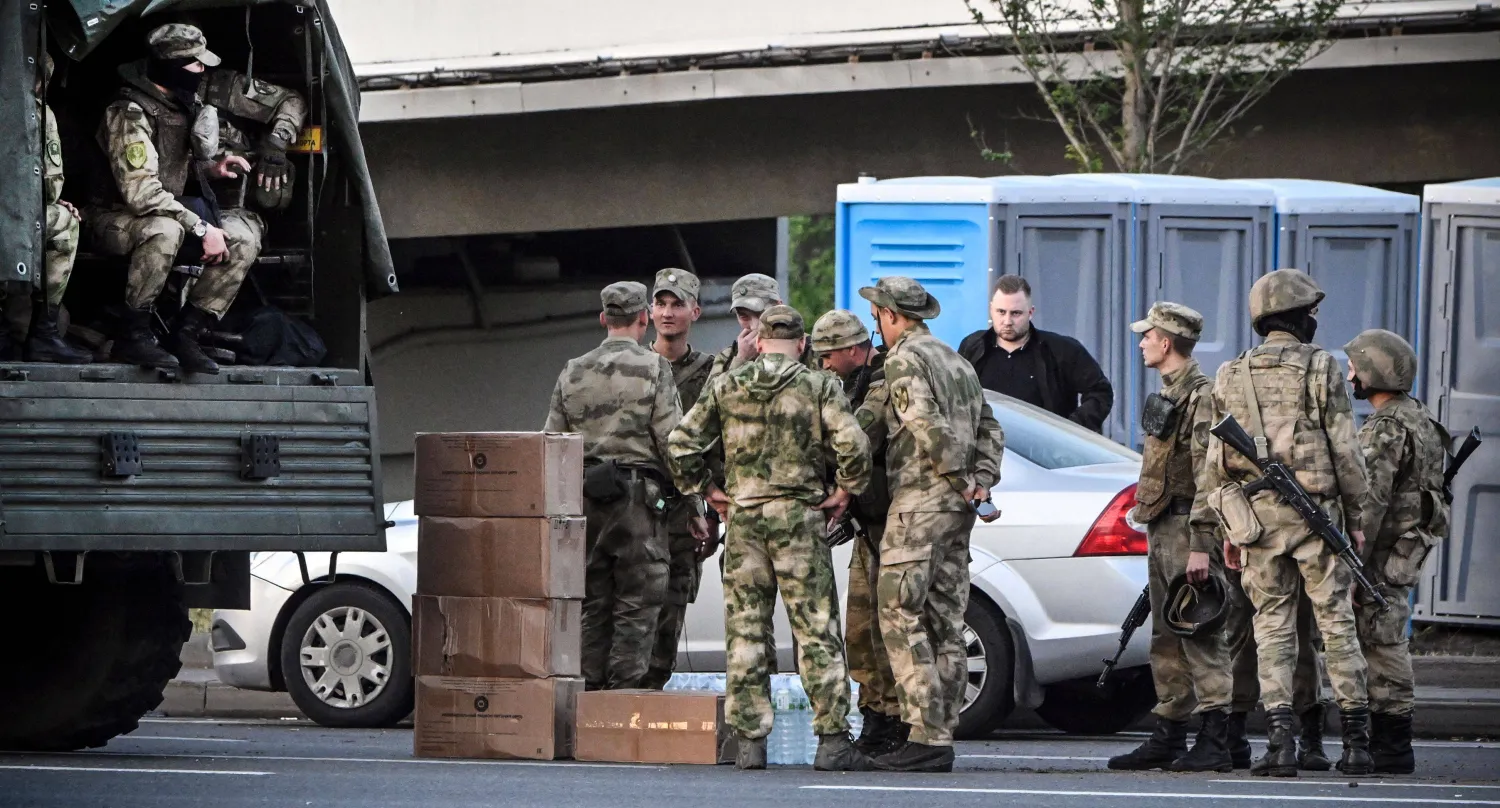 جنود روس يقفون بالقرب من إحدى الطرق المؤدية إلى العاصمة موسكو (أ.ف.ب)