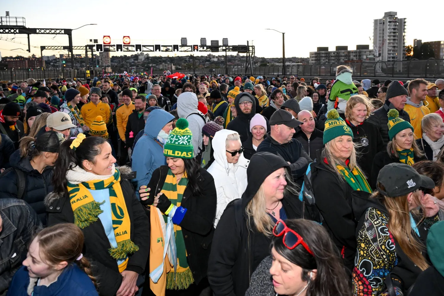 مشجعات أستراليات يتأهبن لحضور مباريات كأس العالم للسيدات (إ.ب.أ)