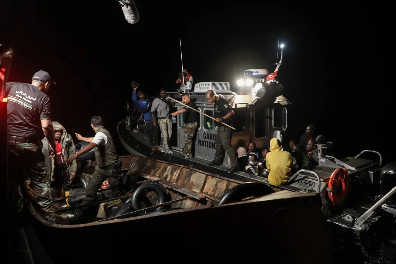 قوات خفر السواحل التونسية في عملية إنقاذ لعدد من المهاجرين غير الشرعيين في صفاقس (د.ب.أ)