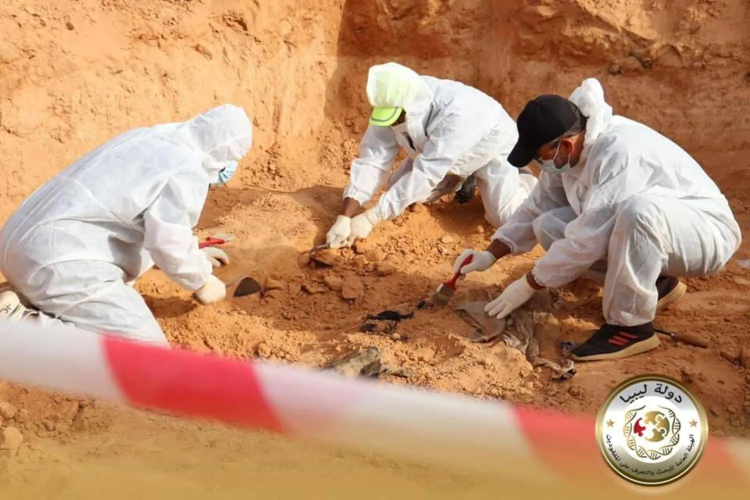 عناصر فرق البحث خلال اكتشاف مقابر جديدة بترهونة (الهيئة)