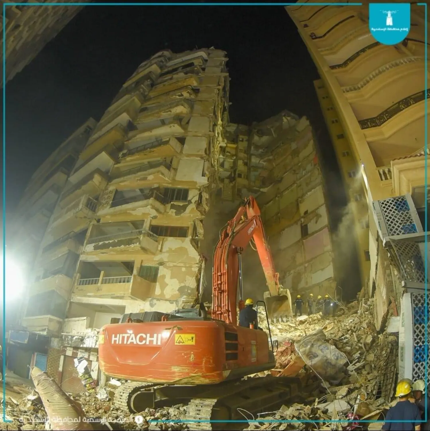 جهود فرق الإنقاذ للبحث عن ضحايا تحت أنقاض «عقار الإسكندرية» مستمرة (محافظة الإسكندرية على «فيسبوك»)